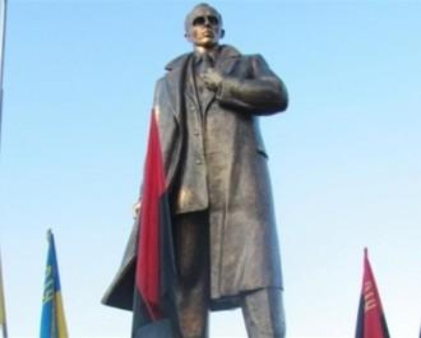 Памятника Бандере в Киеве пока не будет