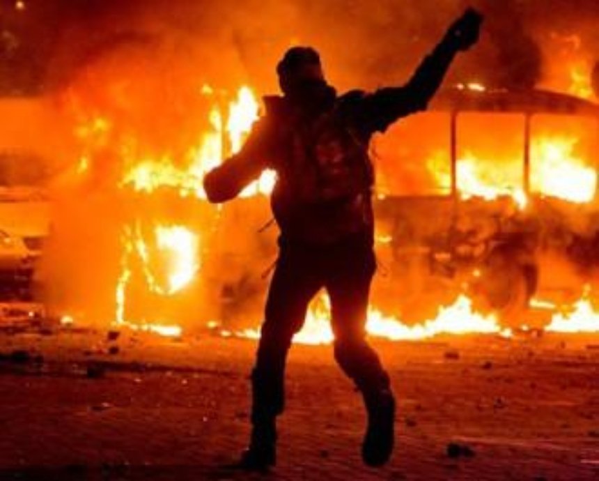 Самые эффектные фотографии революции в Киеве 19 января