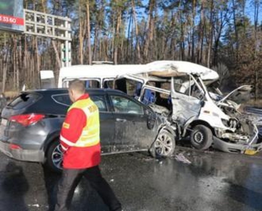 Под Киевом маршрутка с пассажирами попала в ДТП, есть погибший