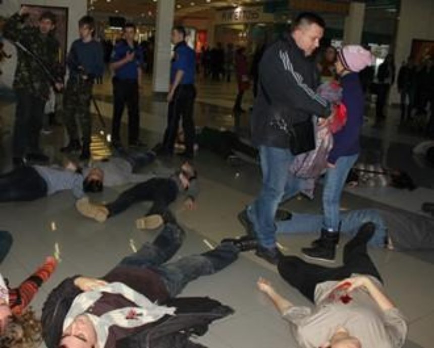 В киевском ТРЦ охранники избили активистов, протестовавших против показа российских фильмов
