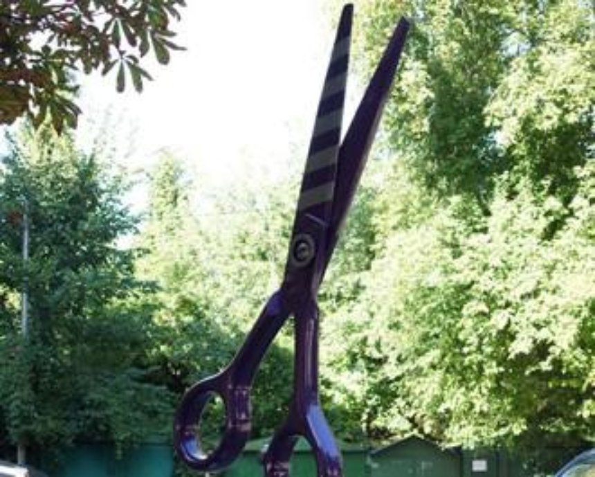 В Киеве появились гигантские ножницы (фото)