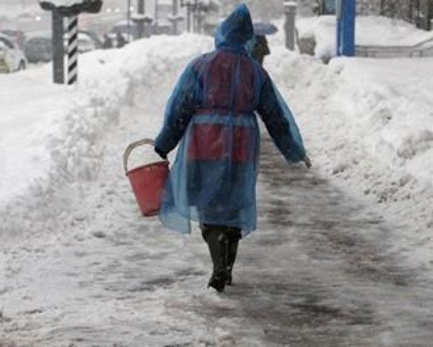 В Киеве гололед за сутки "засыпали" 454 тоннами соли