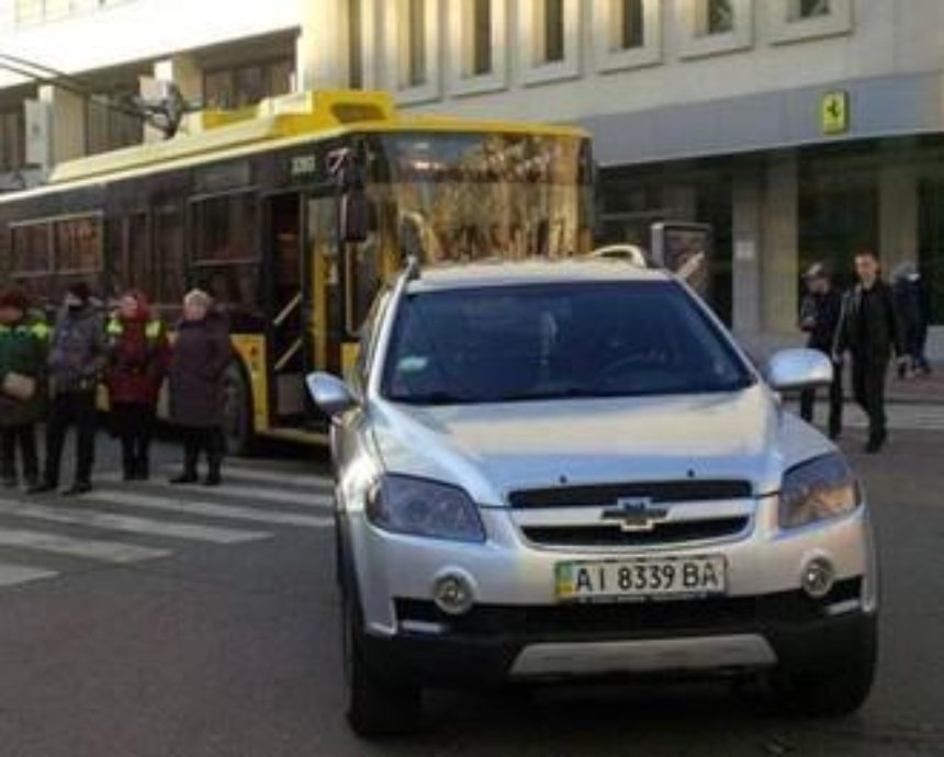 В Киеве водитель припарковал джип посередине дороги