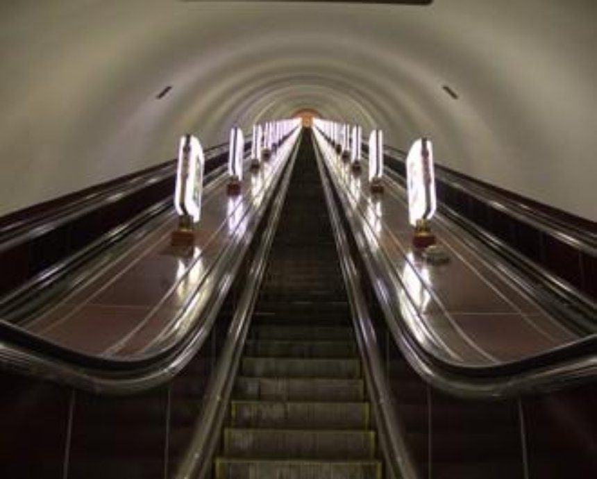 В киевском метро пьяный пассажир рухнул на эскалаторе
