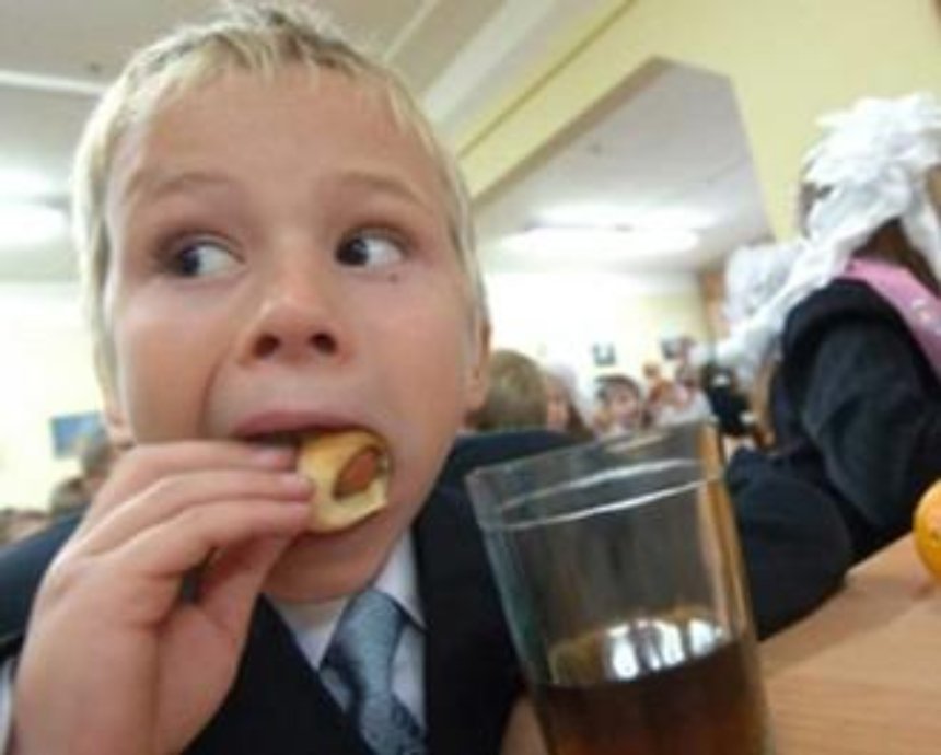 В киевских школах будут бесплатно кормить только льготников