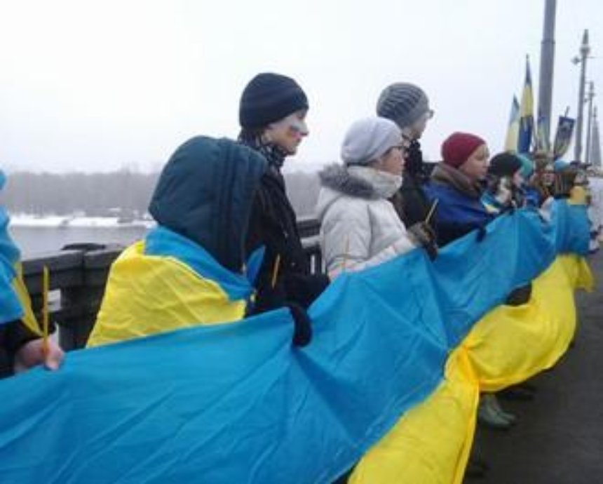 На мосту Патона в Киеве прошла акция "Живая цепь Соборности" (фото)