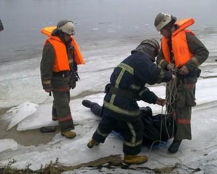 На льду Днепра нашли тело мужчины