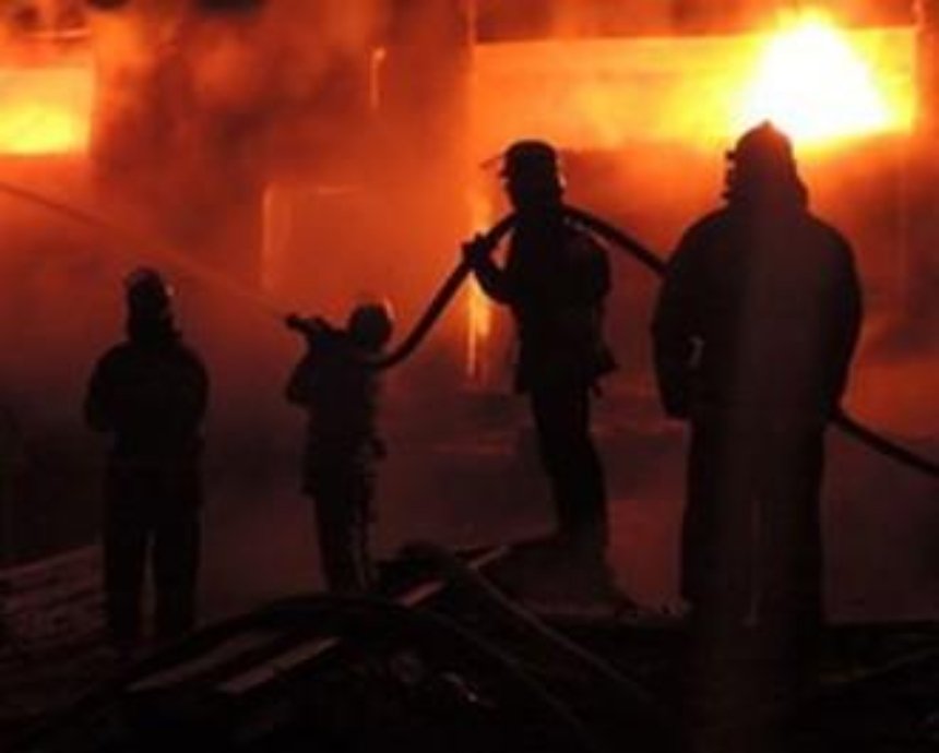 В Киеве большой пожар: горит деревообрабатывающий цех (фото)