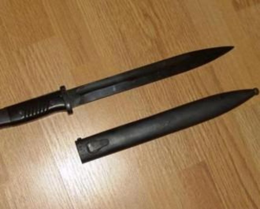 В Киеве задержали работника детсада с немецким штык-ножом