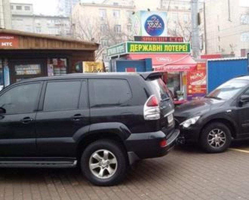 В Киеве владельцы незаконных МАФов защищают их при помощи внедорожников (фото)