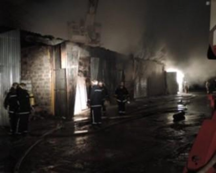 В Киеве сгорела СТО (видео)
