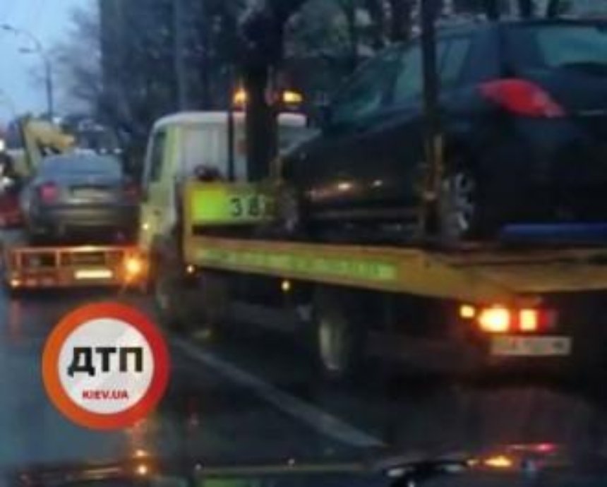 В Киеве полиция массово убирает машины нарушителей (фото)