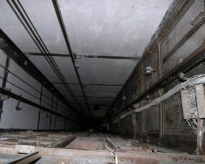 В Киеве женщина провалилась в шахту лифта