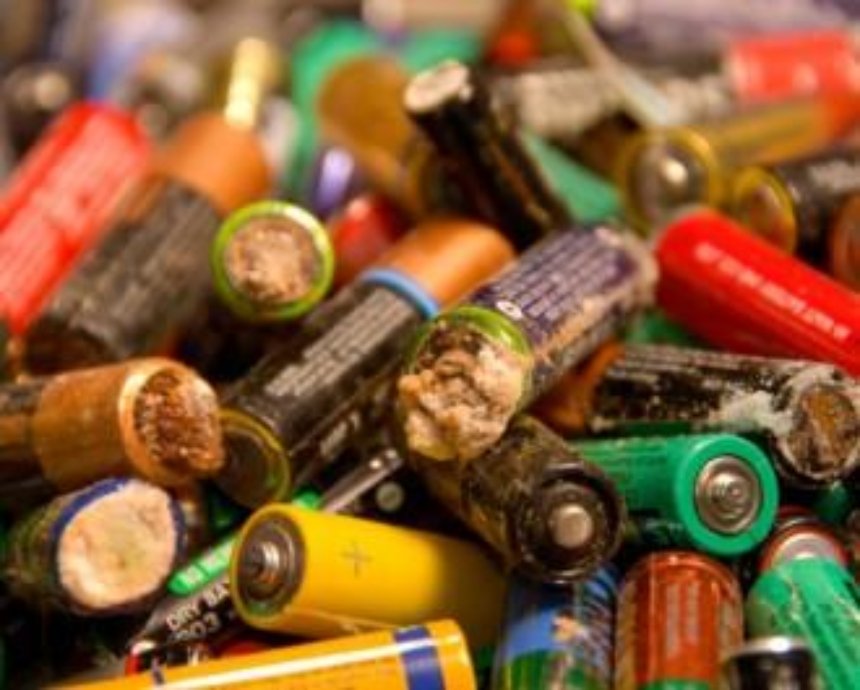 В школах и садиках Киева поставят контейнеры для сбора батареек