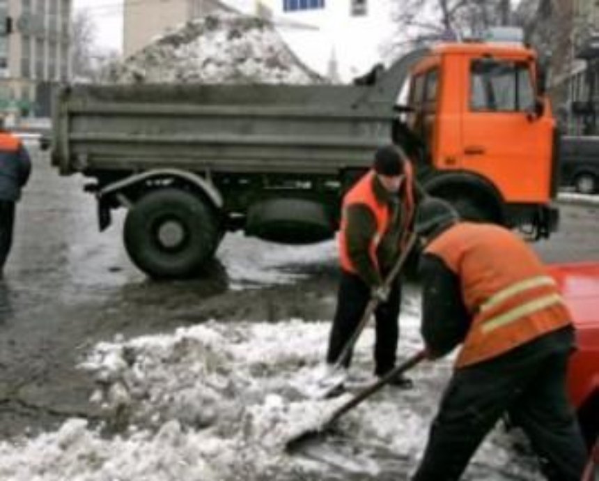 Эксперт показал разницу уборки снега в столице сейчас и за предыдущие года