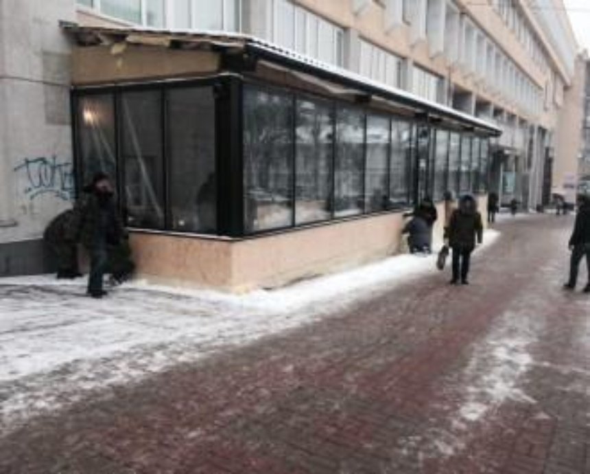 Владельцев ресторана в центре Киева заставили избавиться от огромной пристройки (фото)