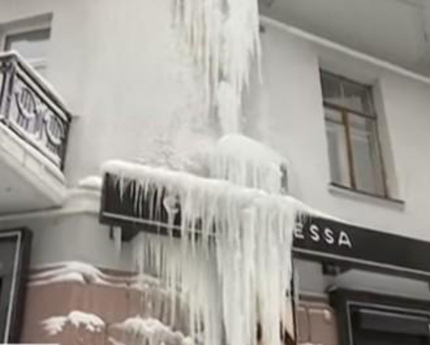 Элитный дом в центре Киева превратился в кусок льда