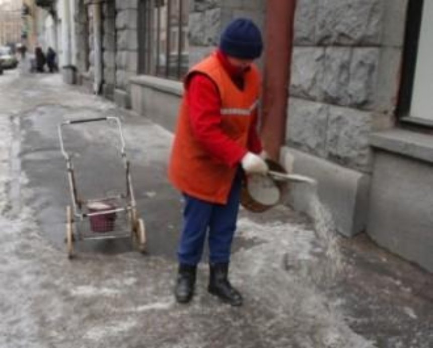Киевляне требуют запретить использовать нового реагента для посыпки улиц