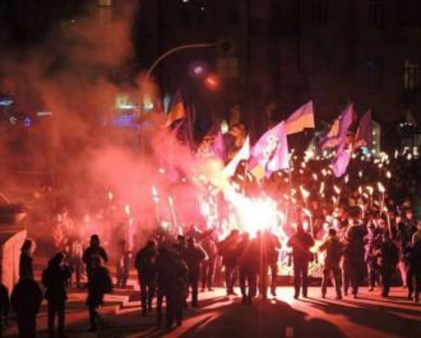 В центре Киева прошло факельное шествие в честь Героев Крут (фото)