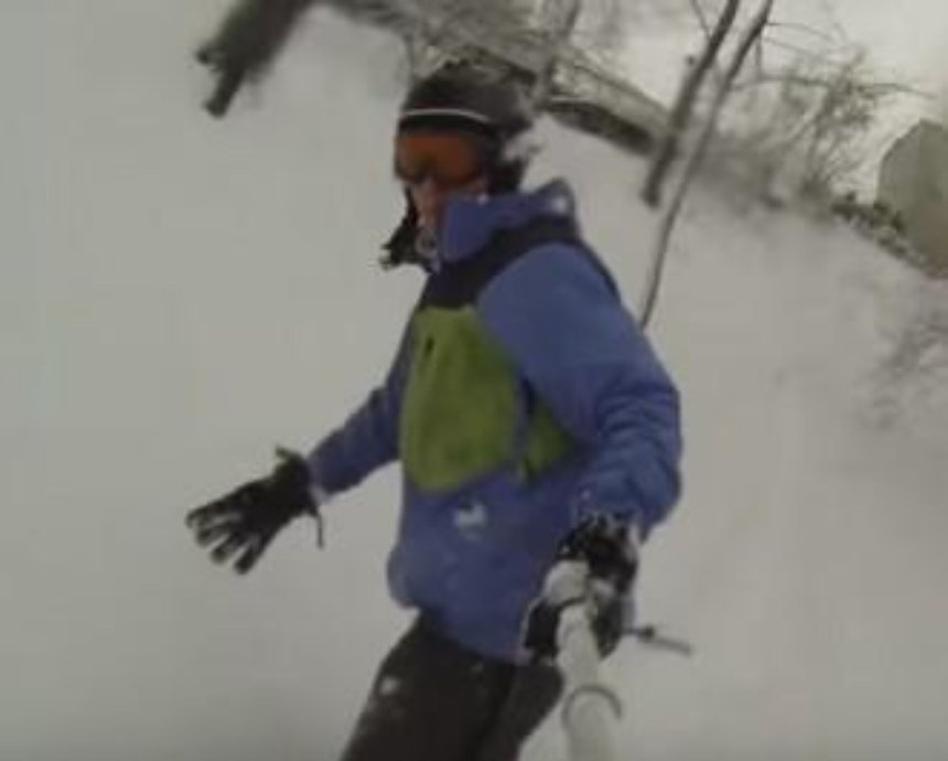 Киевлянин проехался на сноуборде вдоль линии фуникулера (видео)
