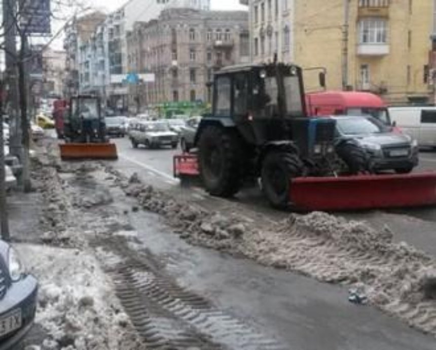 Центр Киева массово чистят от неправильно припаркованных авто (фото)