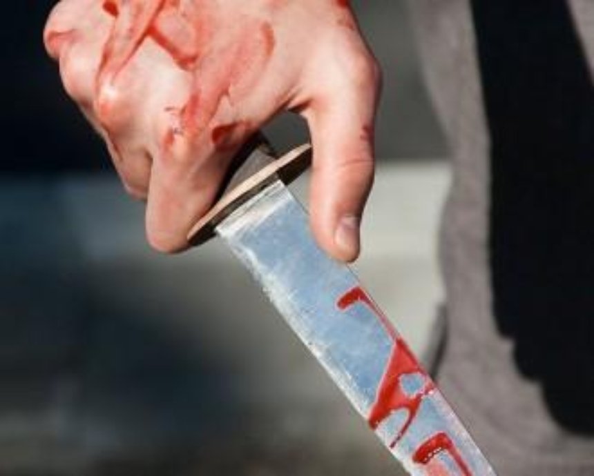 В Киеве на Троещине голый с ножом напал на патрульных
