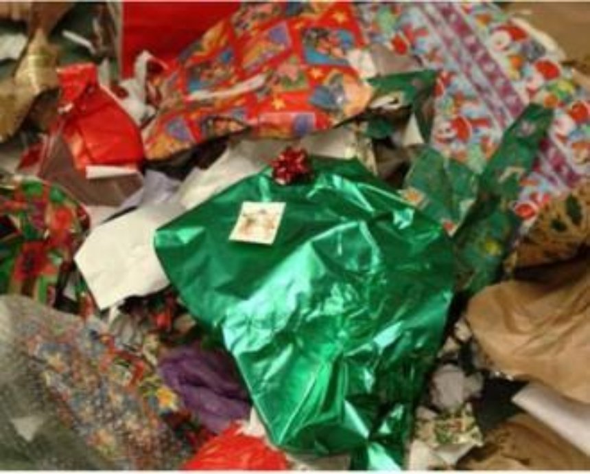 Киевлян призывают сдавать упаковки от подарков на переработку