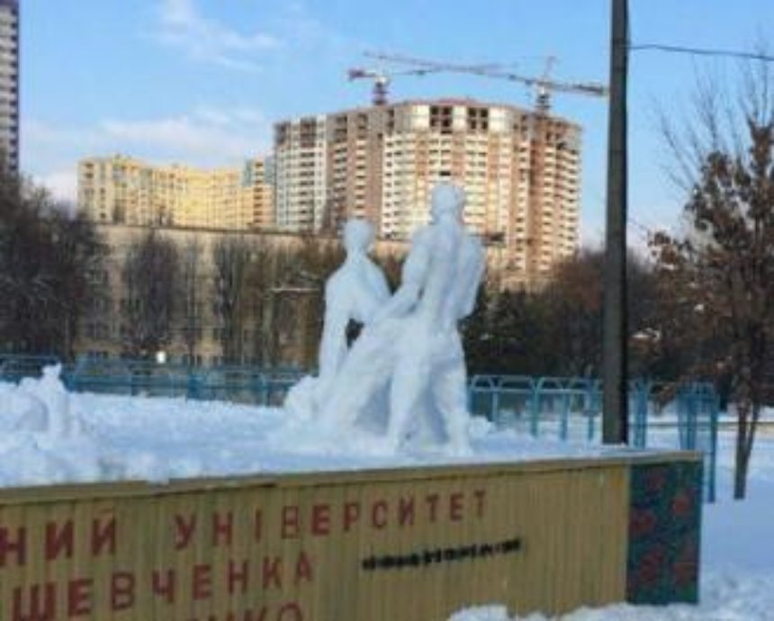 Киевляне начали заниматься "снежной камасутрой" (фото)