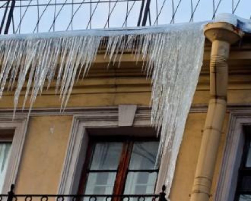 Первая жертва сосулькопада в Киеве: девочка пострадала от льда с крыши