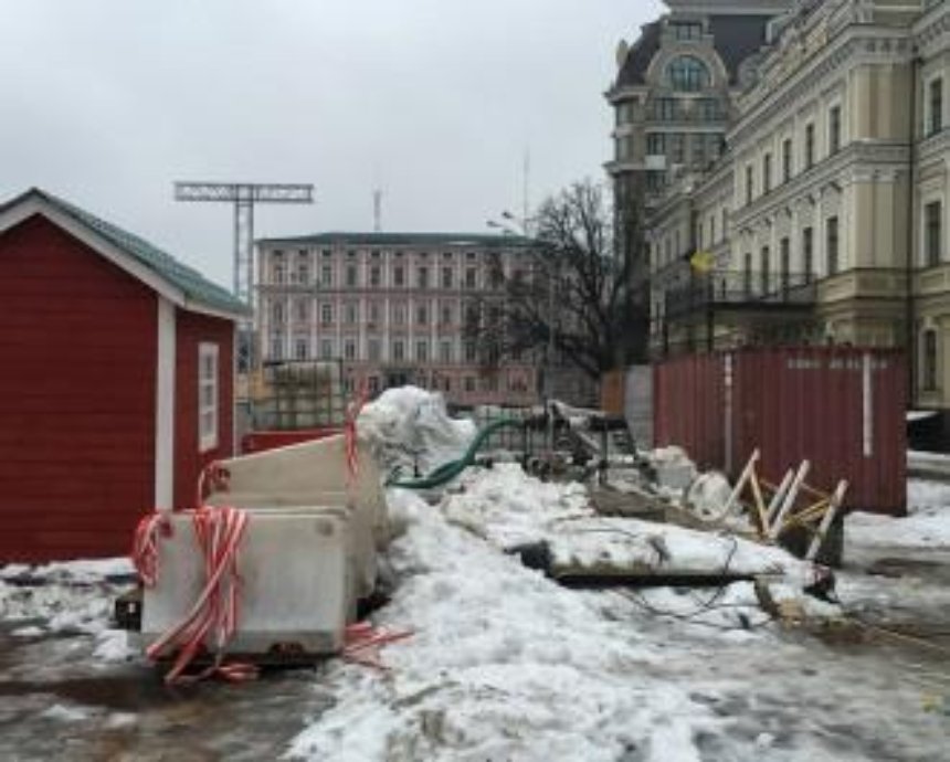 Михайловскую площадь забыли убрать после Нового года (фото)