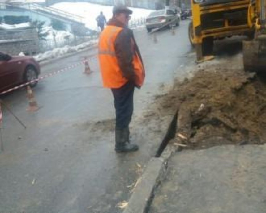 В Соломенском районе на дороге провалился асфальт (фото)