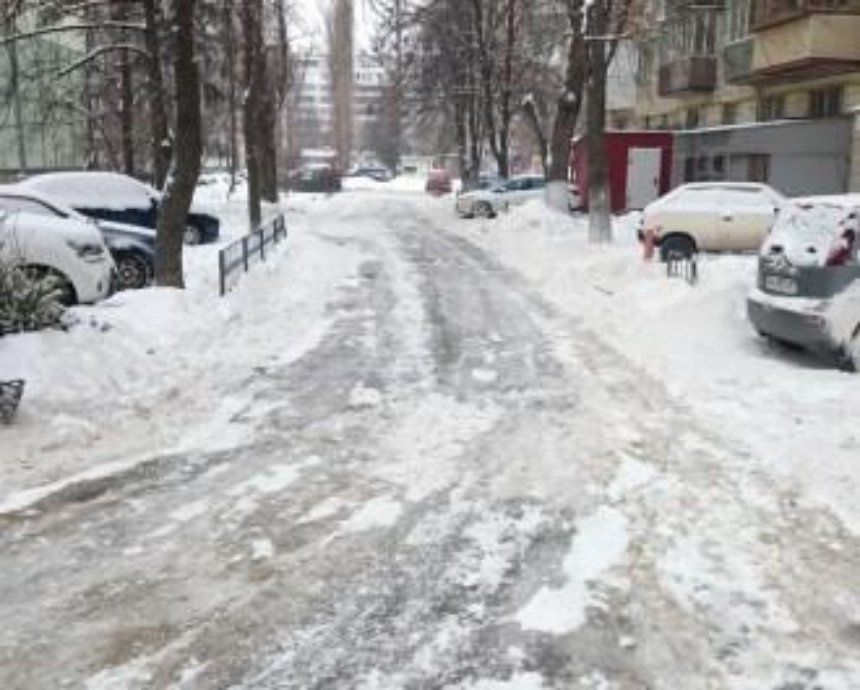 После уборки снега киевские дворы превратились в опасный каток (фото)