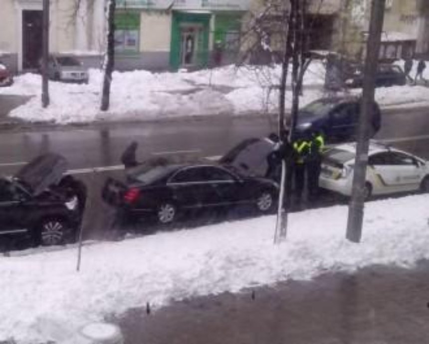 В Киеве полицейские сняли мигалки с двух люксовых авто (фото)
