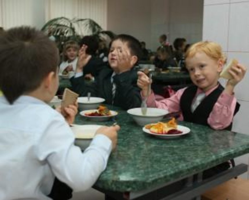 Власти отменили бесплатные обеды для школьников