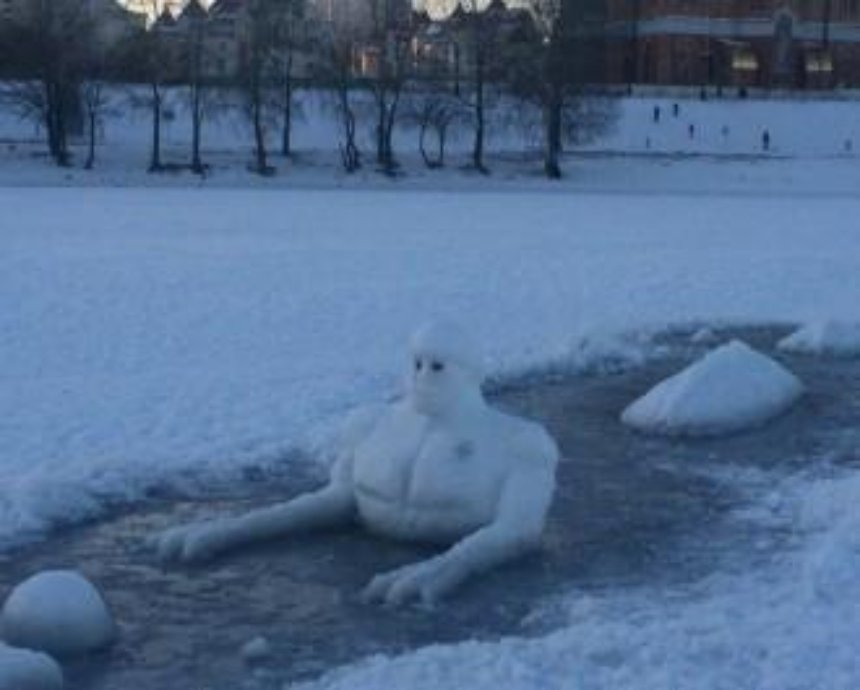 Киевляне обнаружили снеговика-качка, который "купается" в проруби