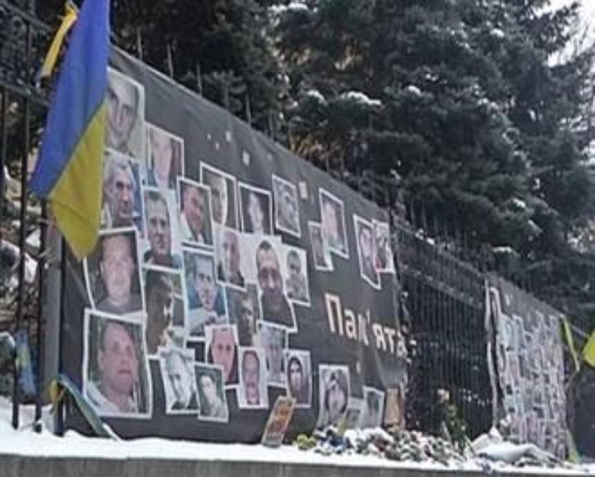 В центре Киева сгорело полотно с фотографиями героев Небесной сотни (видео)