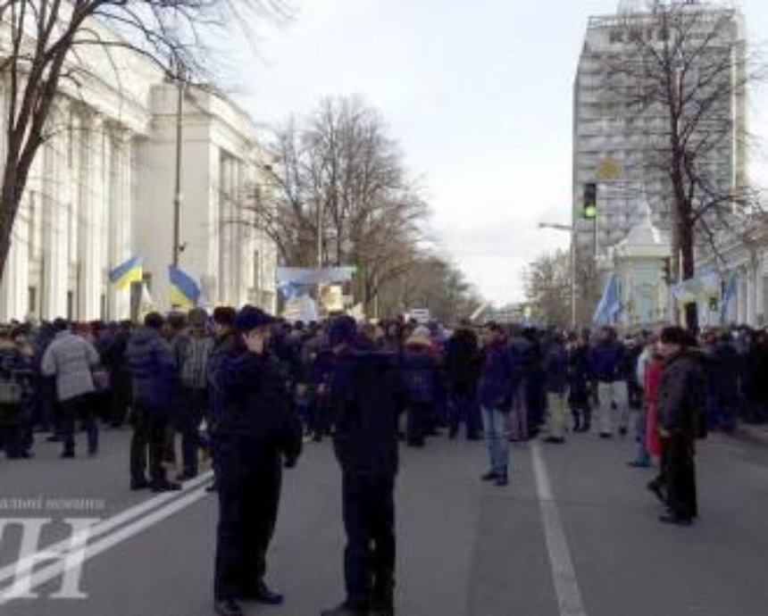 Возле Верховной радой проходит митинг