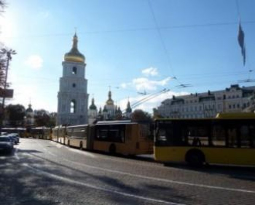 На Софийской площади “автохамы” заблокировали движение троллейбусов