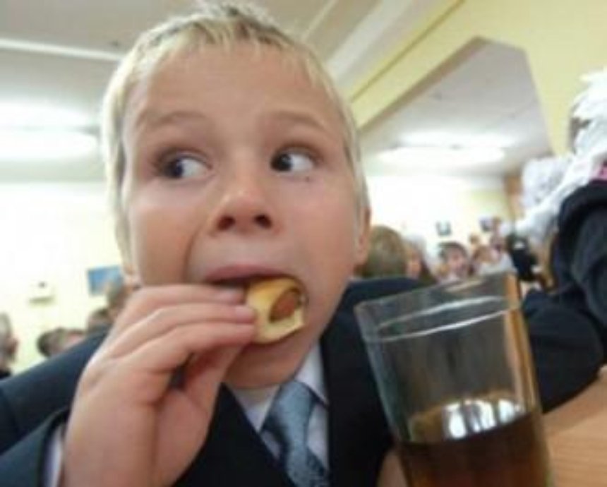 В Киеве вернули бесплатные обеды для школьников