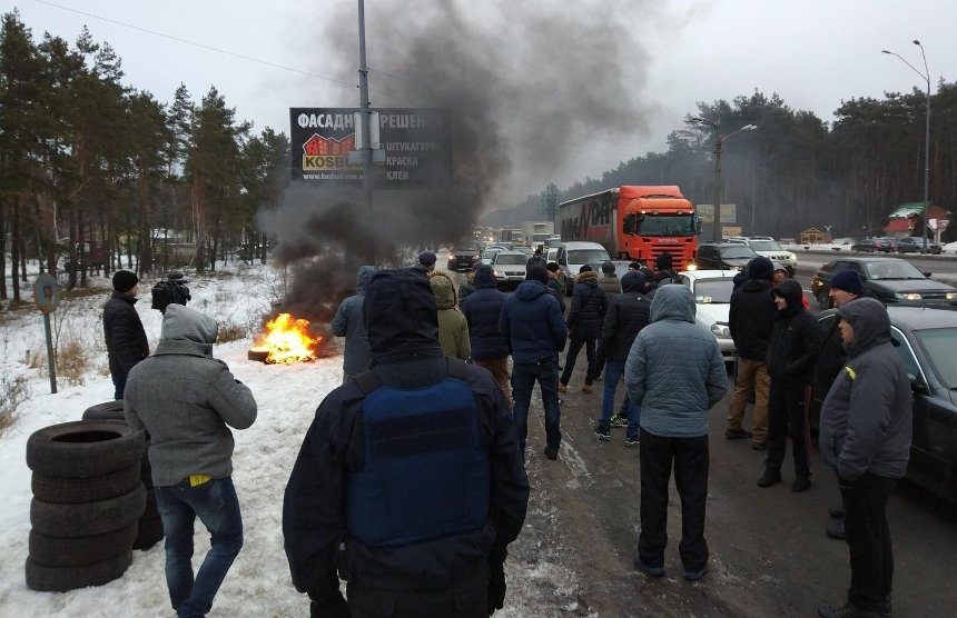 Горела шина, пылала: что сейчас происходит на въездах в Киев (фото, видео)