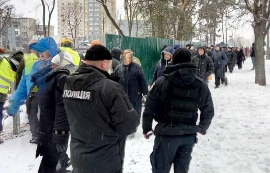 Выразили протест: в Днепровском районе активисты "разделались" со строительным забором (фото, видео)