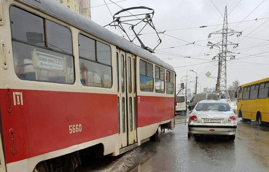 Об'їжджав замети: в Києві трамвай зійшов з рейок