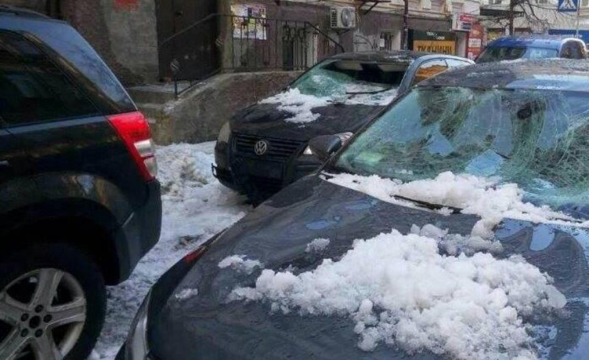 Холодная встреча: в центре Киева ледяная глыба разбила две машины (фото)