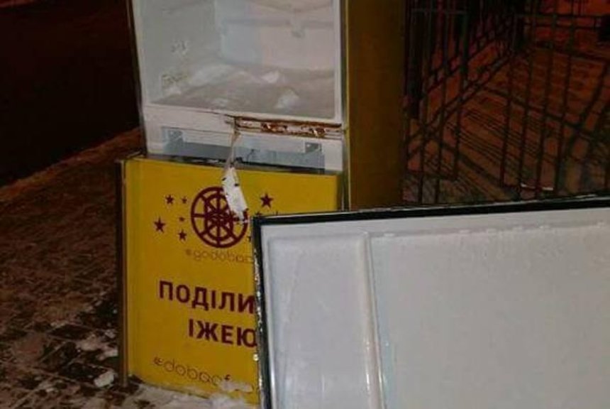 "Ну що за люди": в Києві розламали холодильник з їжею для бідних (фото)
