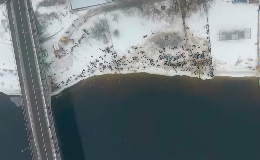 Вид згори: водохресні купання в Дніпрі зняли з висоти пташиного польоту (відео)