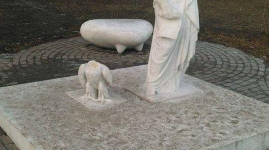Обезглавили орла: вандалы разбили памятник Данте на Владимирской горке