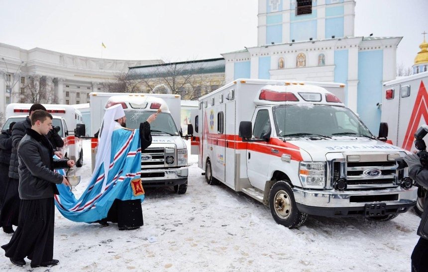 С иголочки: украинские больницы получили 10 новеньких машин скорой помощи от Канады (фото)