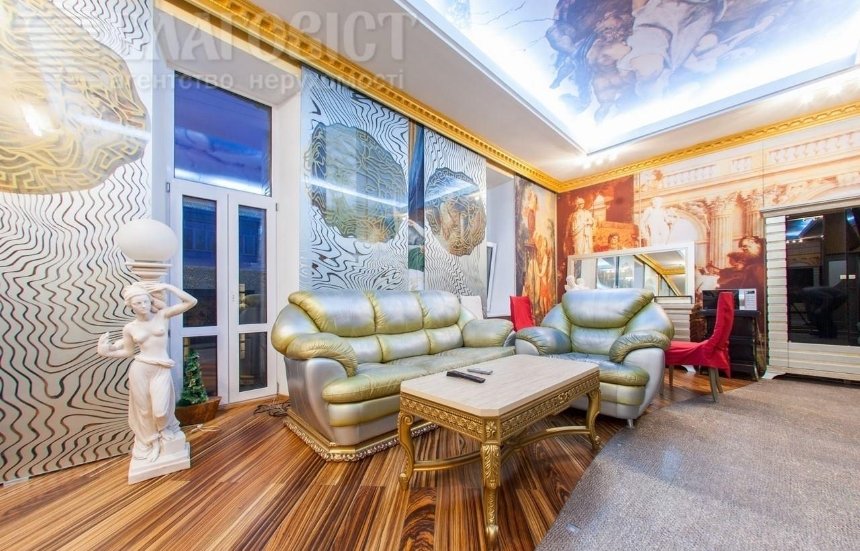 По-богатому: в Киеве сдают в аренду "заповедник золотых диванов"