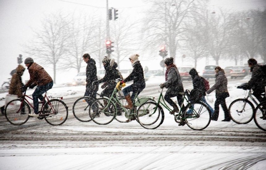 На двох колесах: киян навчать їздити на велосипеді взимку