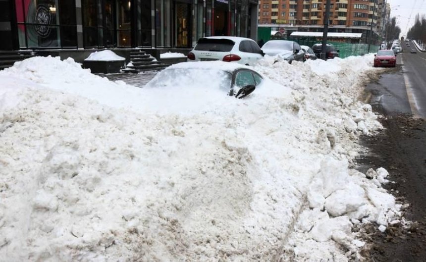 Почистили дорогу: припаркованную на обочине дорогую иномарку завалили снегом